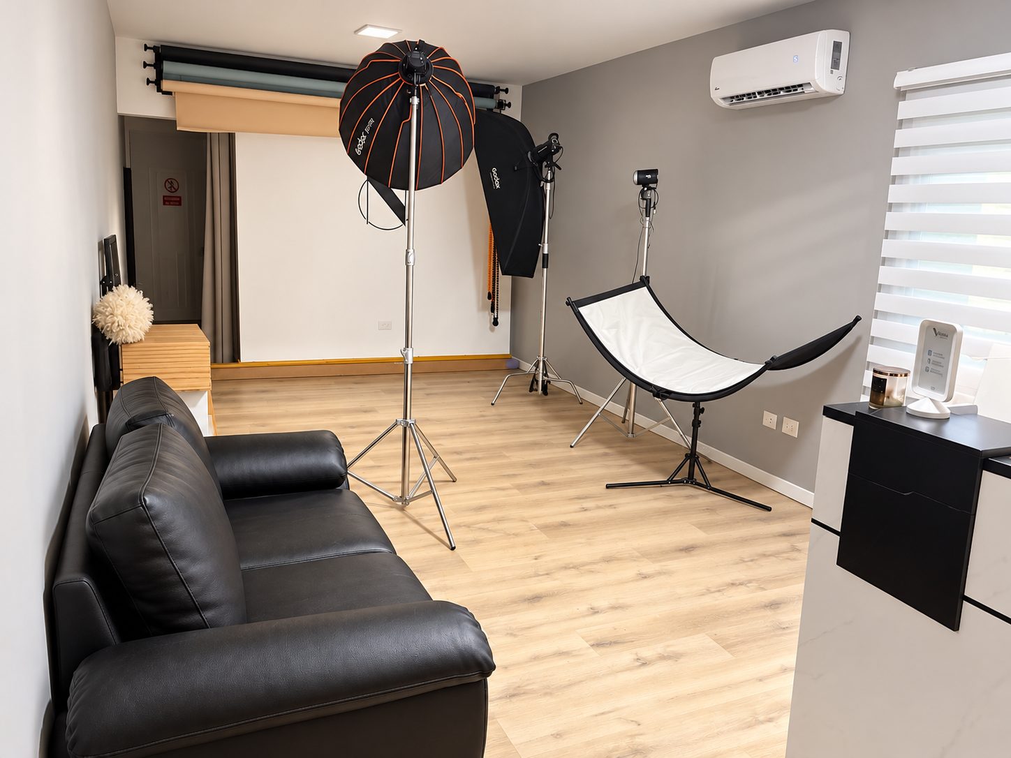 Nuestro estudio: luces, fondos, reflector y sala de espera